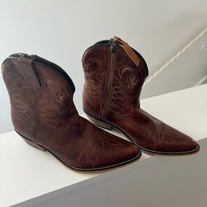 Size 8 Dingo cowgirl boots. Brown leather. EUC.
